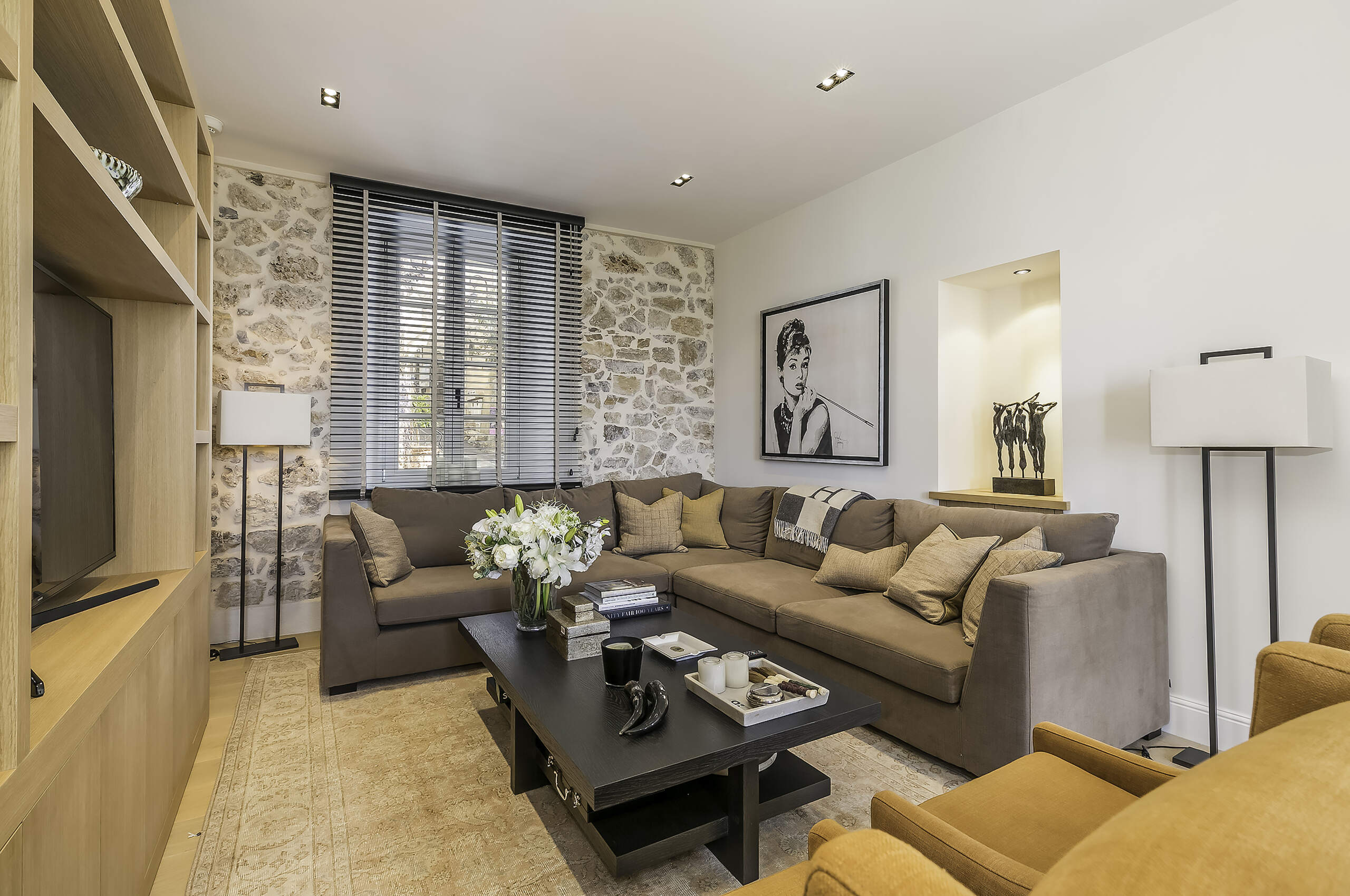 villa-mayan-livingroom-artwork-exposedbrick-luxury-modern-timeless-mougins