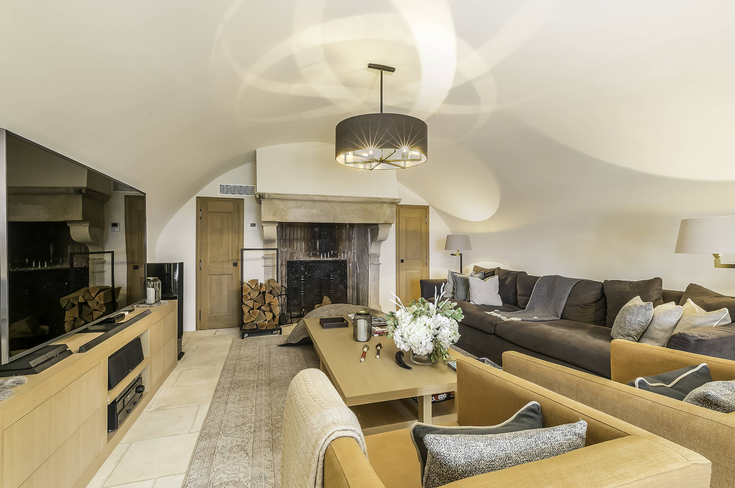 villa-mayan-livingroom-luxury-timeless-classic-frenchinterior-design-mougins