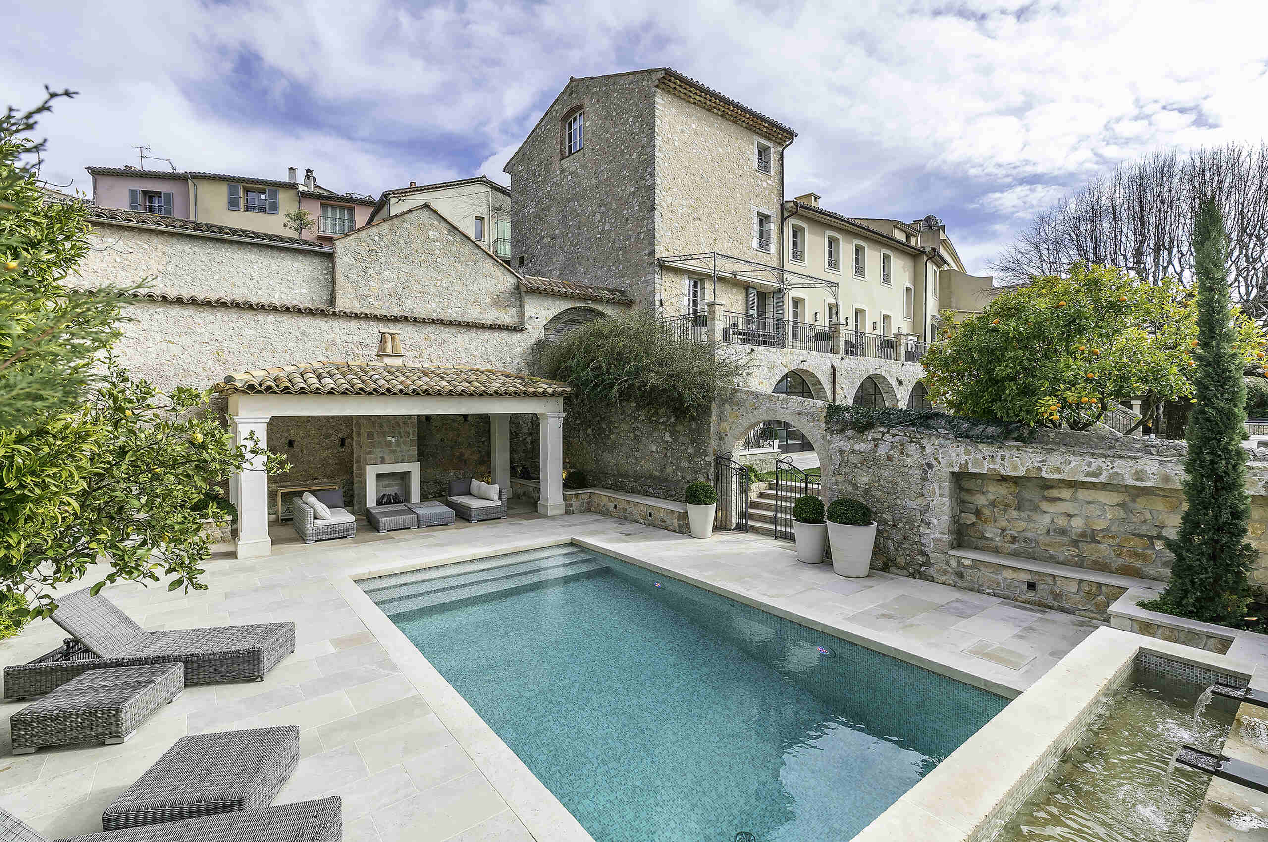 villa-mayan-mainpage-pool-charming-french-property-mougins