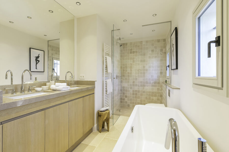 villa-michella-bathroom-bath-shower-doublesink-luxury-modern-mougins