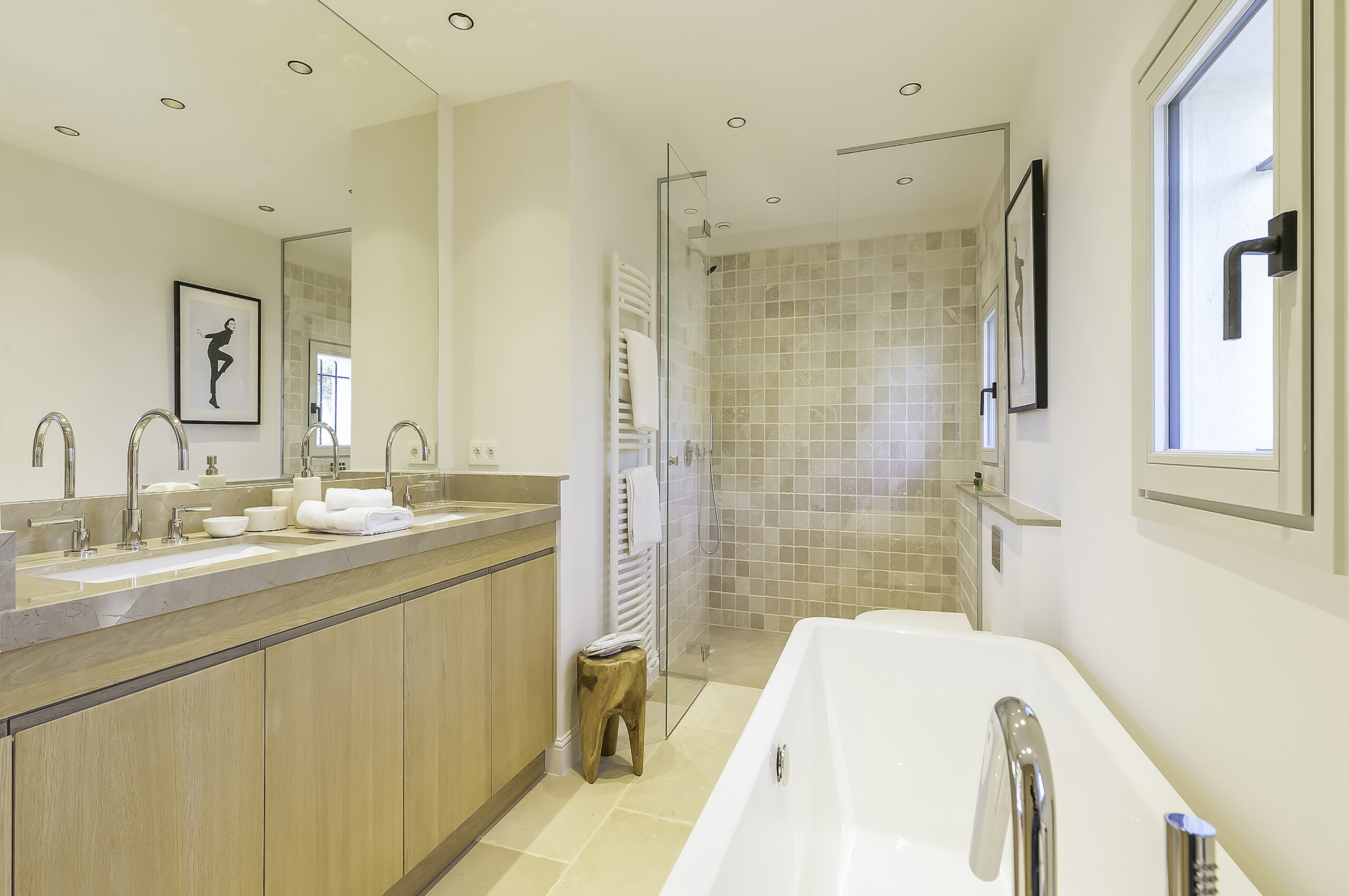 villa-michella-bathroom-bath-shower-doublesink-luxury-modern-mougins