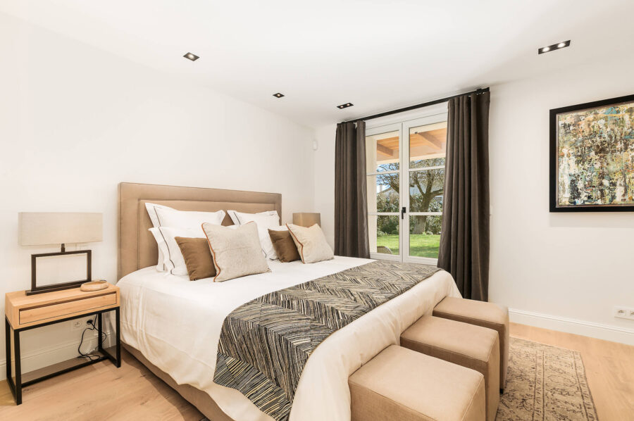 villa-michella-bedroom-gardenview-luxury-modern-stylish-interior-mougins