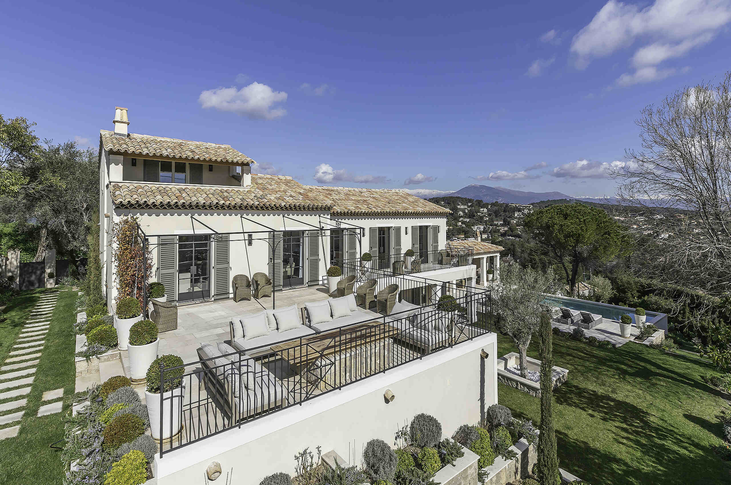 villa-michella-exterior-terrace-garden-mountainview-luxury-mougins