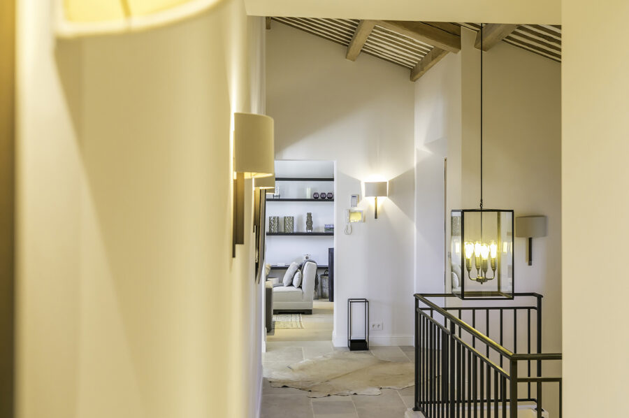 villa-michella-hallway-livingroom-staircase-luxury-modern-mougins