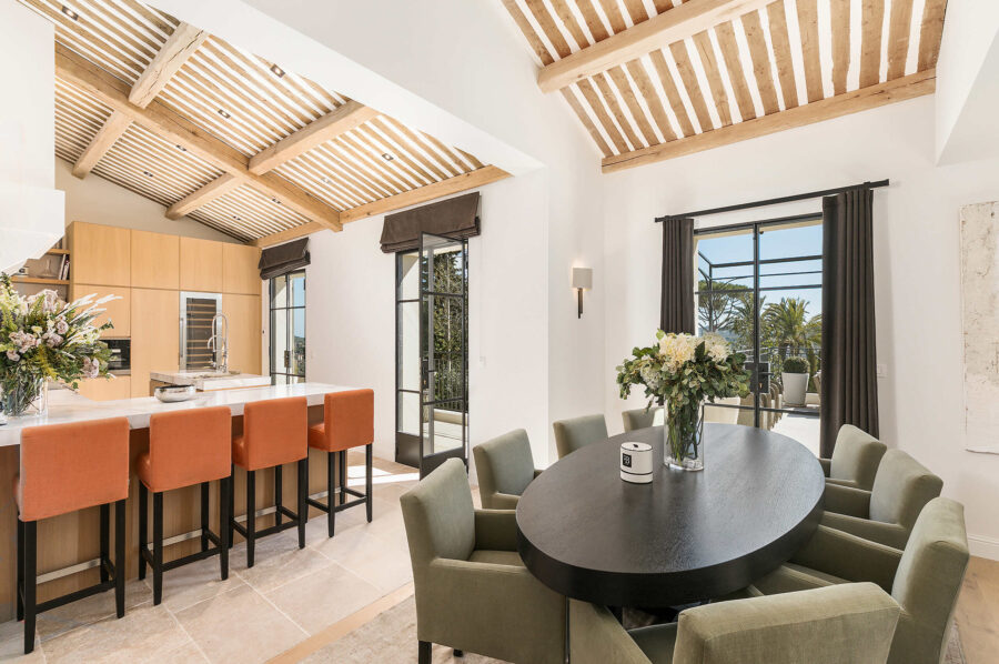 villa-michella-kitchen-diningroom-beams-modern-luxury-interior-mougins