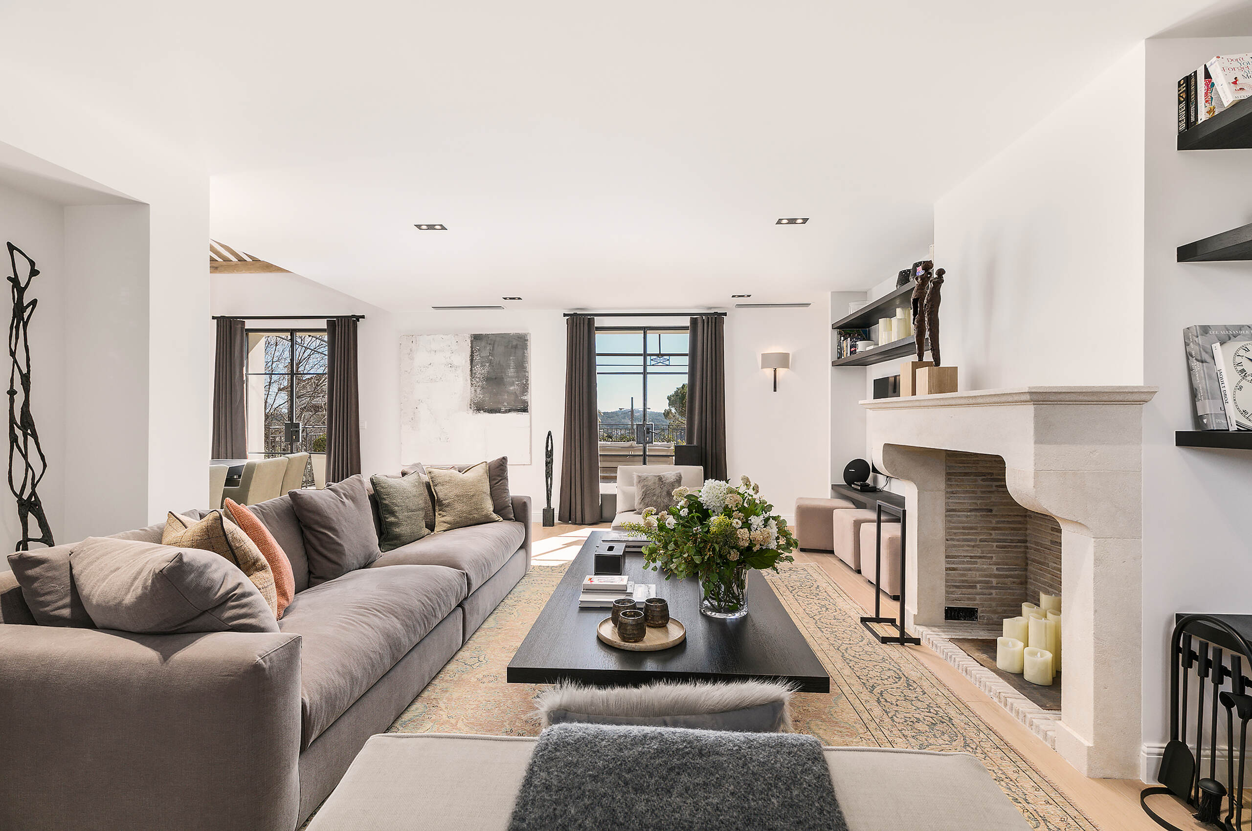 villa-michella-livingroom-charming-modern-luxury-interior-mougins