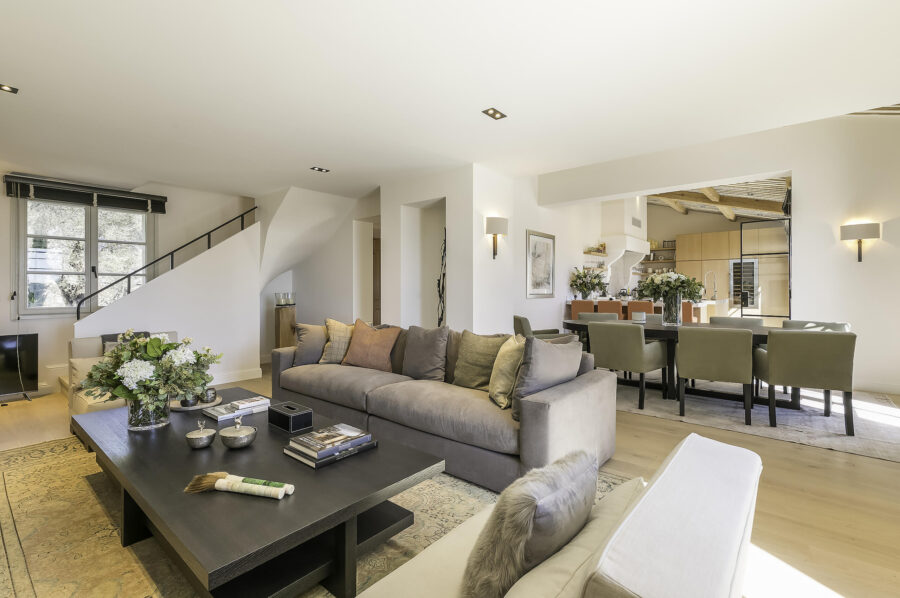 villa-michella-livingroom-chic-timeless-frenchcharm-luxury-interior-frenchriviera-mougins