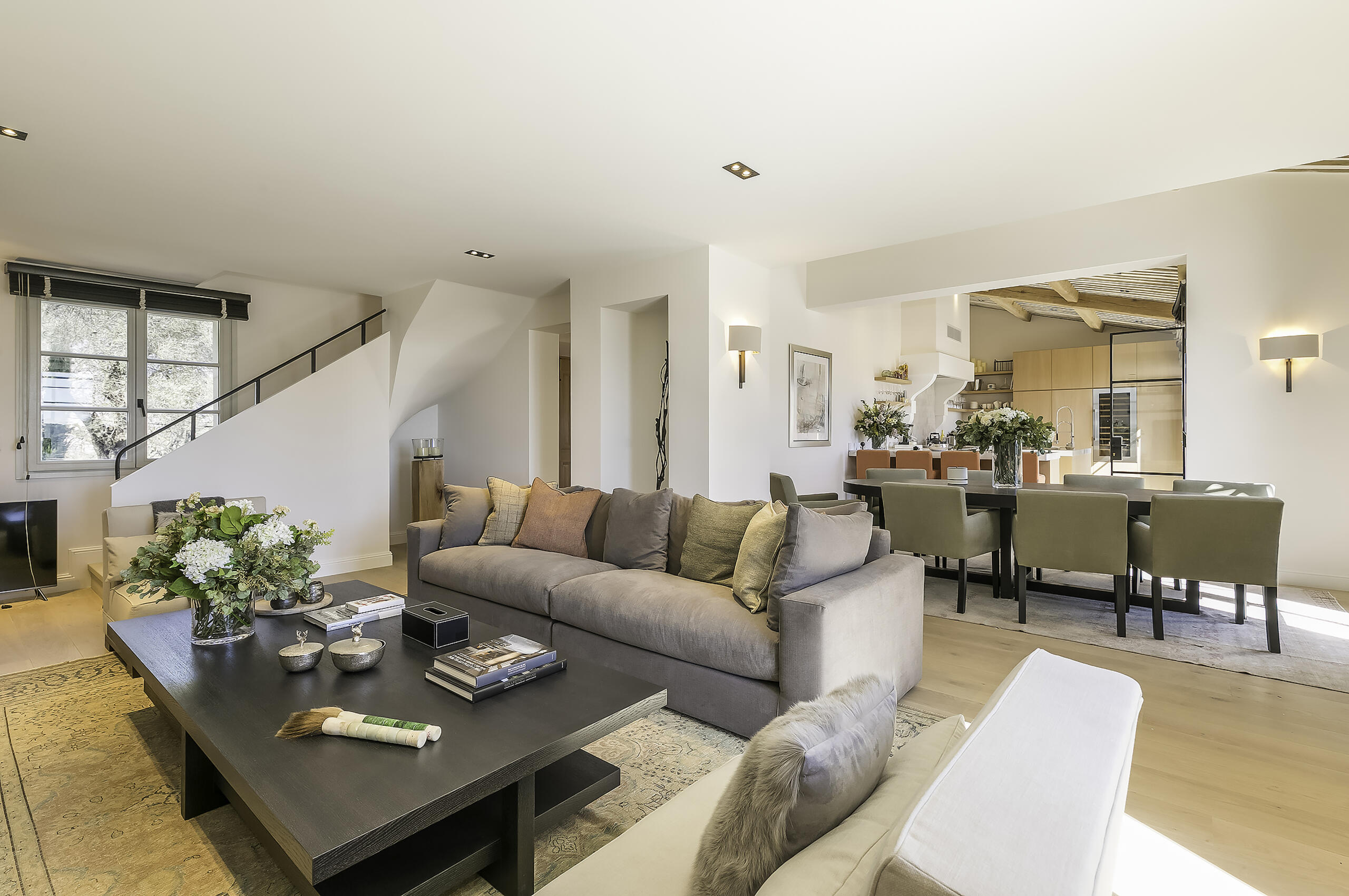 villa-michella-livingroom-chic-timeless-frenchcharm-luxury-interior-frenchriviera-mougins