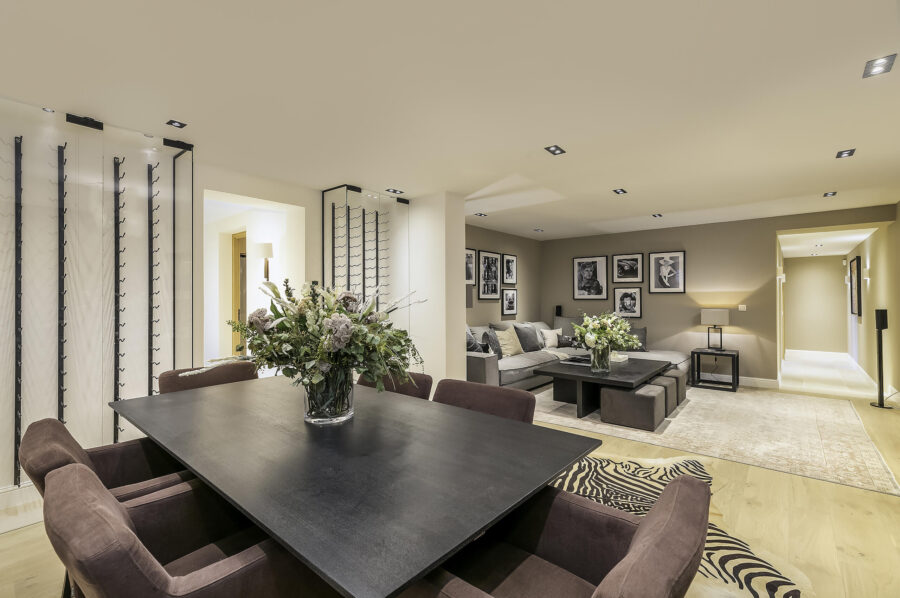 villa-michella-livingspace-dining-lounge-artwork-modern-luxury-interior-mougins