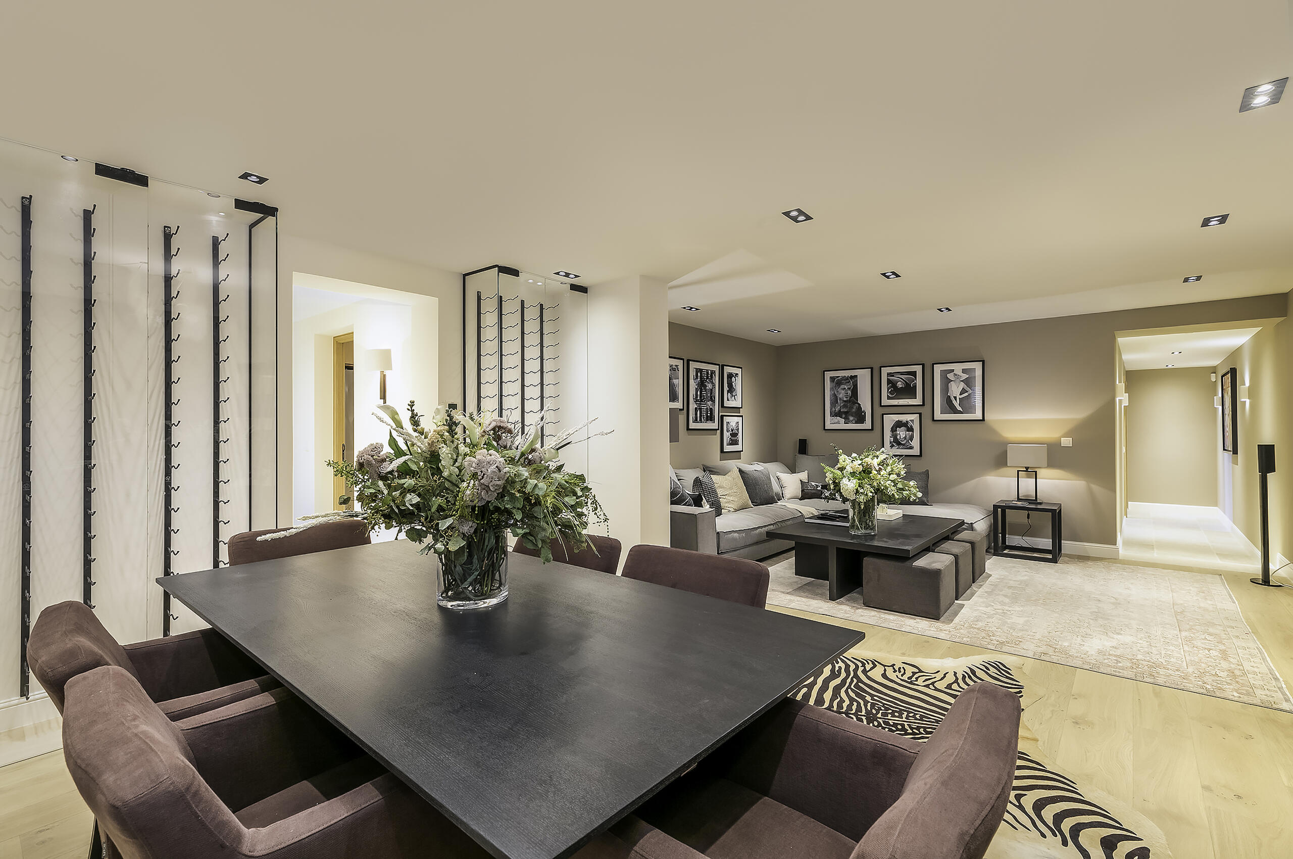 villa-michella-livingspace-dining-lounge-artwork-modern-luxury-interior-mougins