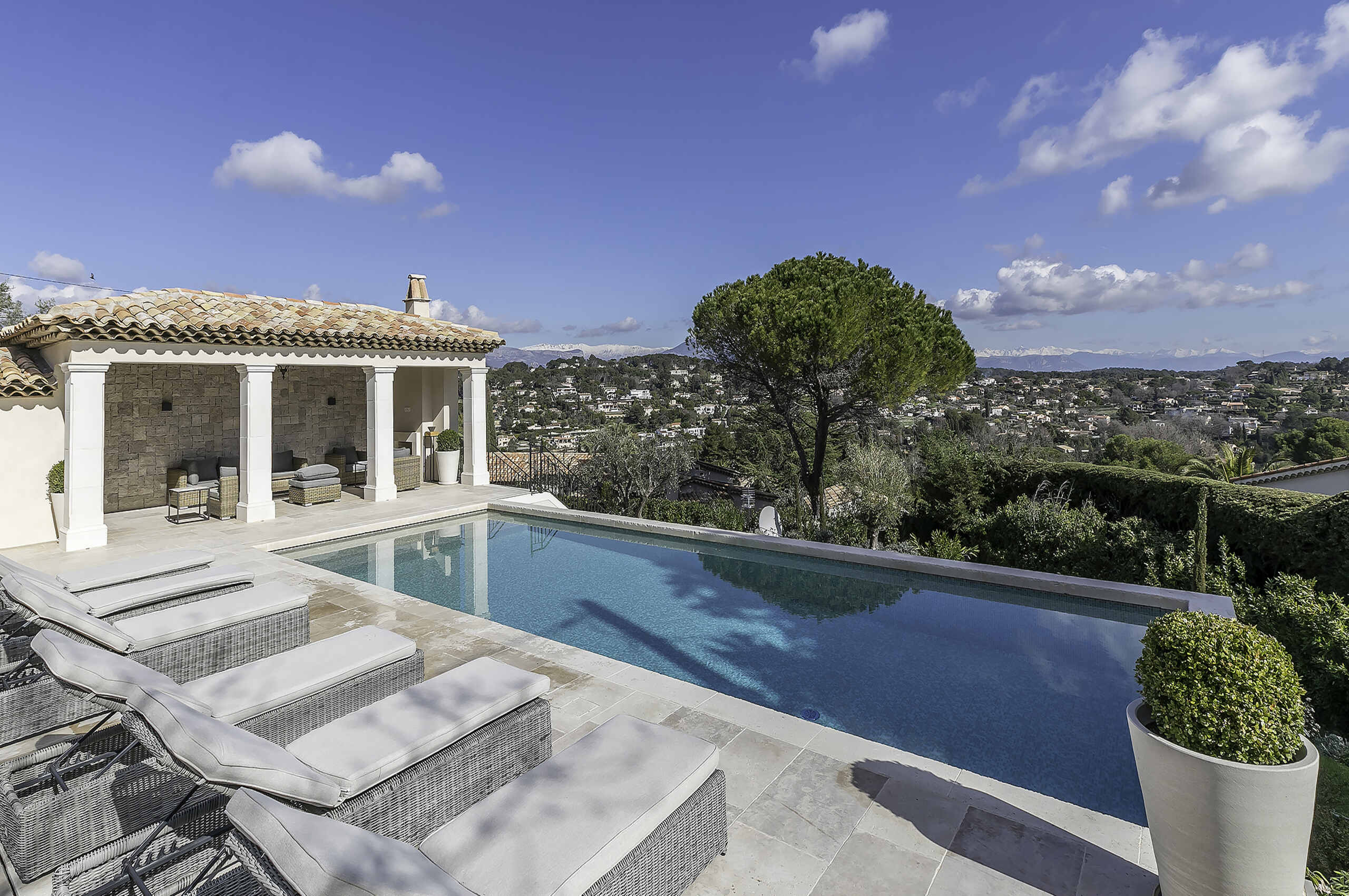 villa-michella-pool-sunloungers-views-scenic-mougins