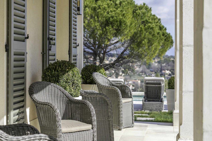 villa-michella-seating-poolhouse-seaview-mountainview-luxury-mougins