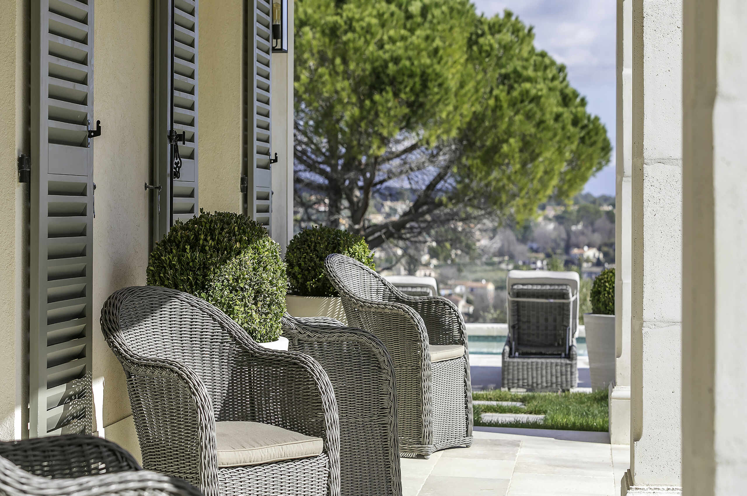 villa-michella-seating-poolhouse-seaview-mountainview-luxury-mougins