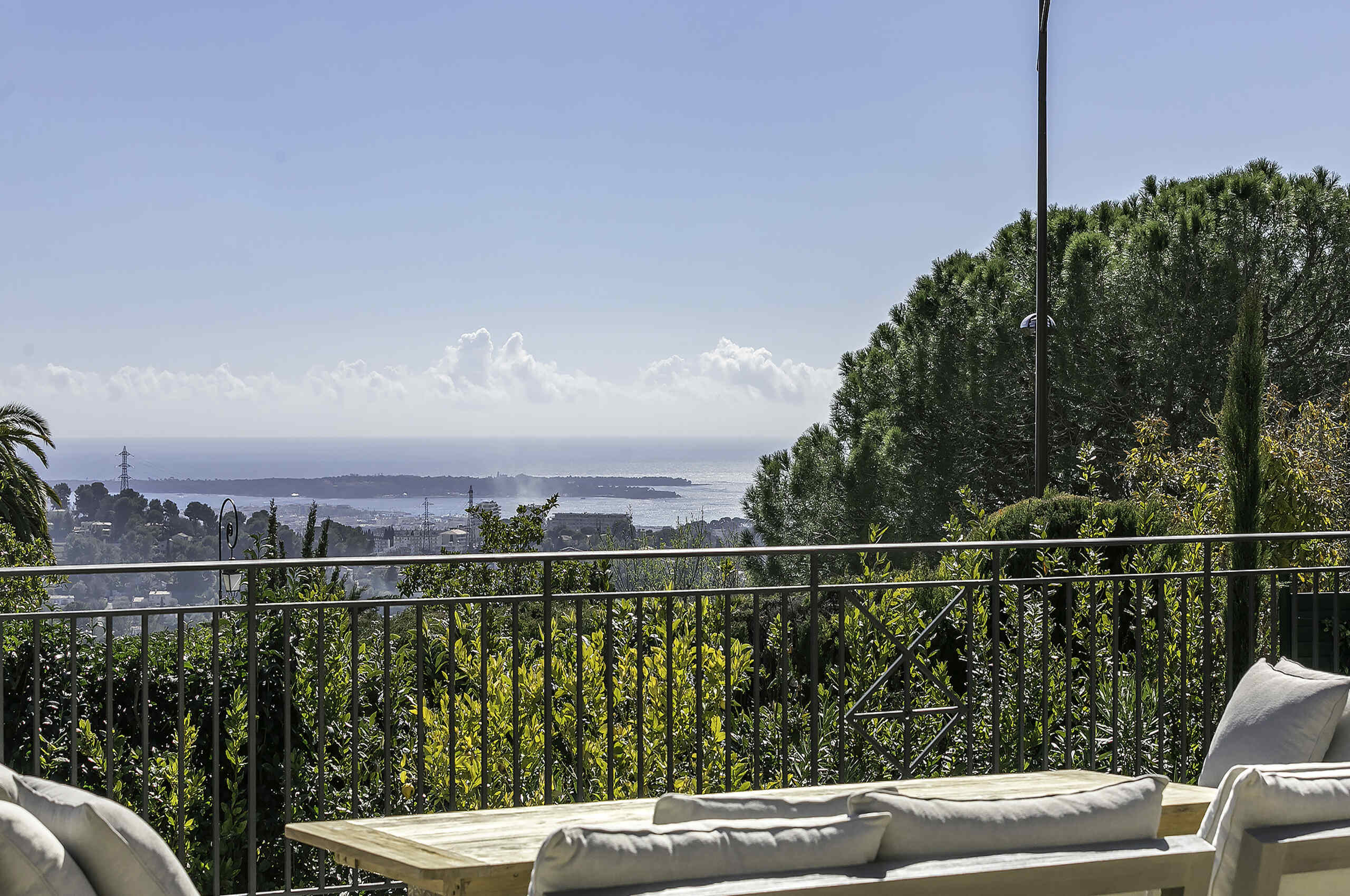 villa-michella-seaview-balcony-scenic-landscape-mougins