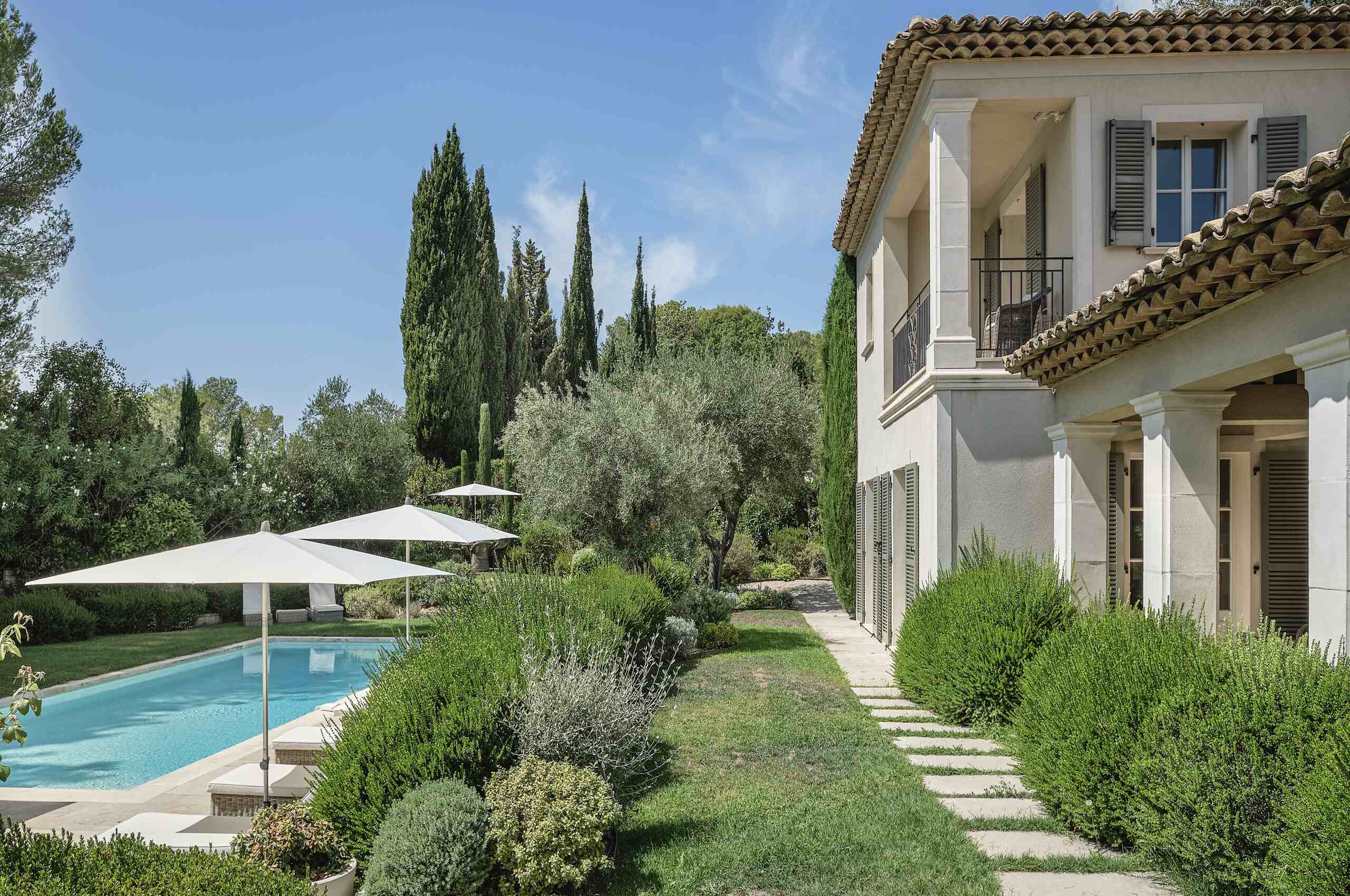 villa-mila-exterior-pool-garden-frenchchateau-mougins