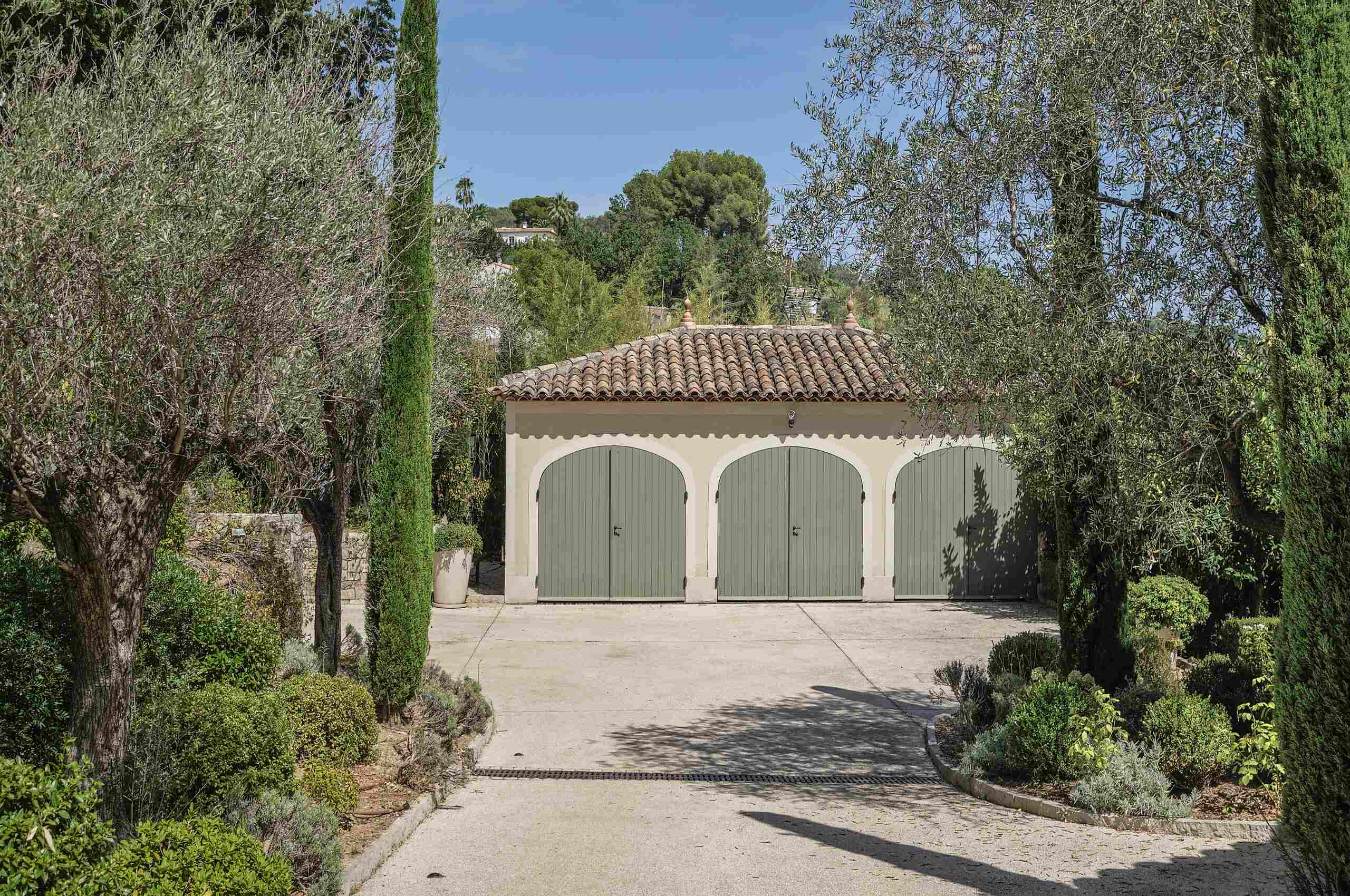 villa-mila-garage-parking-luxury-accommodation-mougins