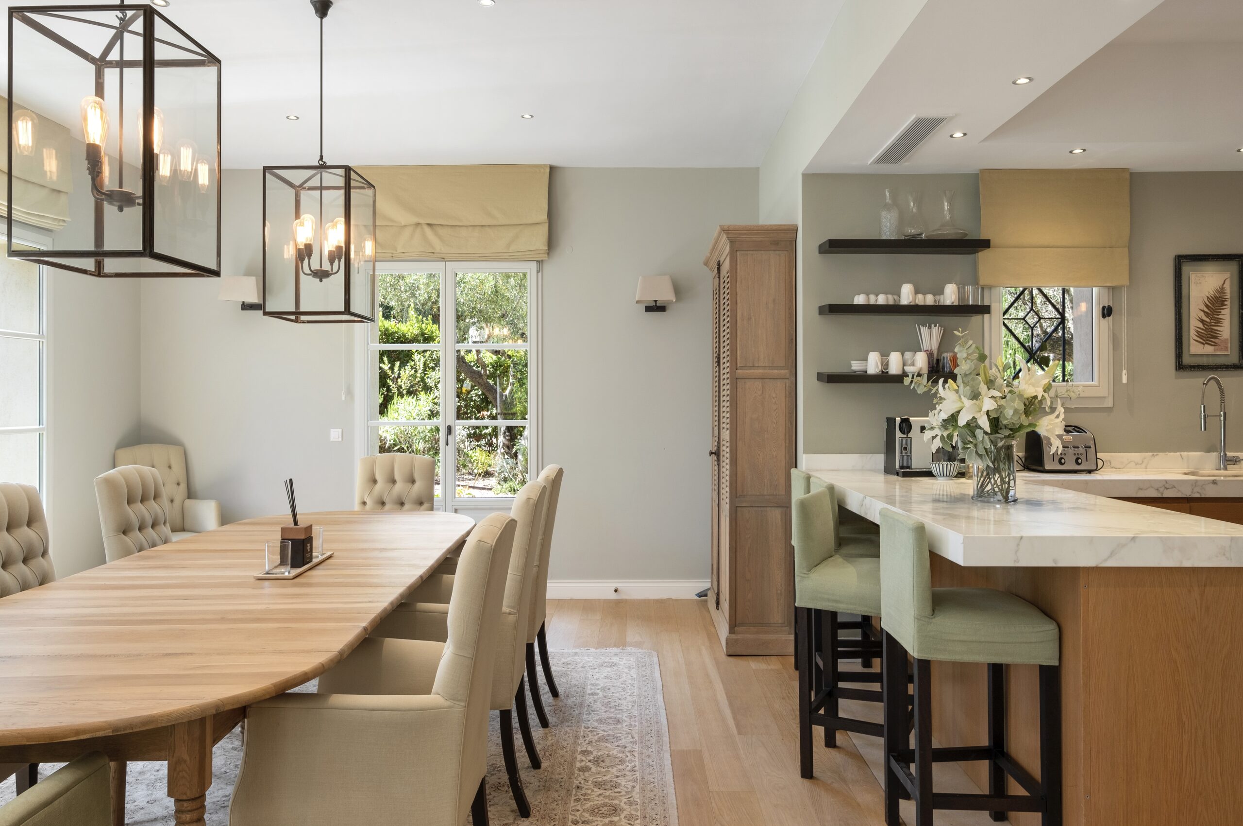 villa-mila-kitchen-diningroom-modern-luxury-interior-mougins