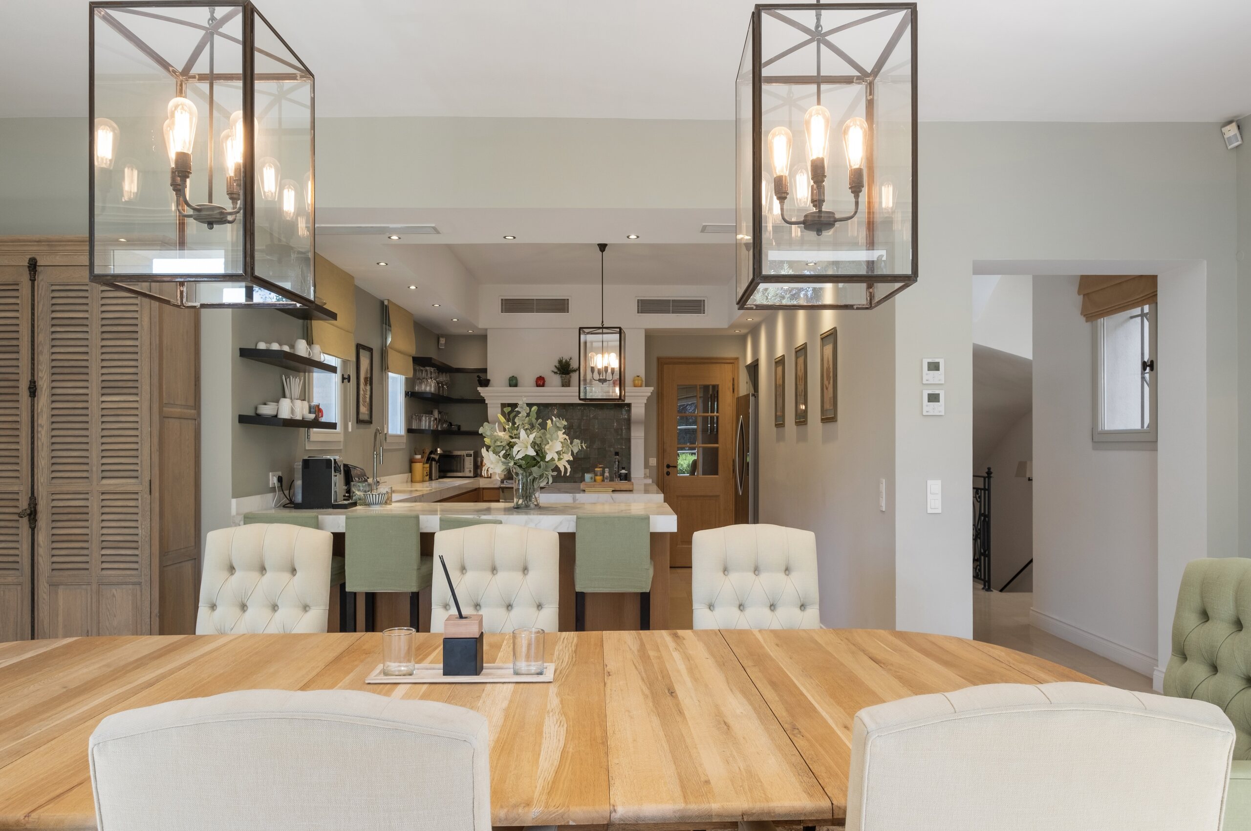 villa-mila-kitchen-diningroom-openplan-modern-interior-mougins