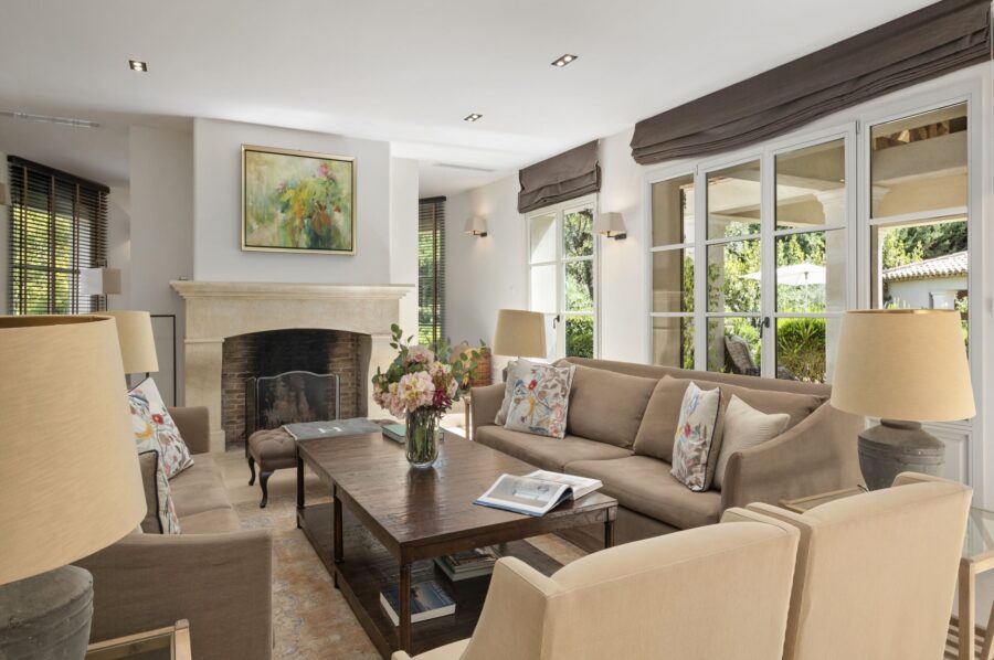 villa-mila-livingroom-fireplace-luxury-timeless-frenchriviera-charm-mougins