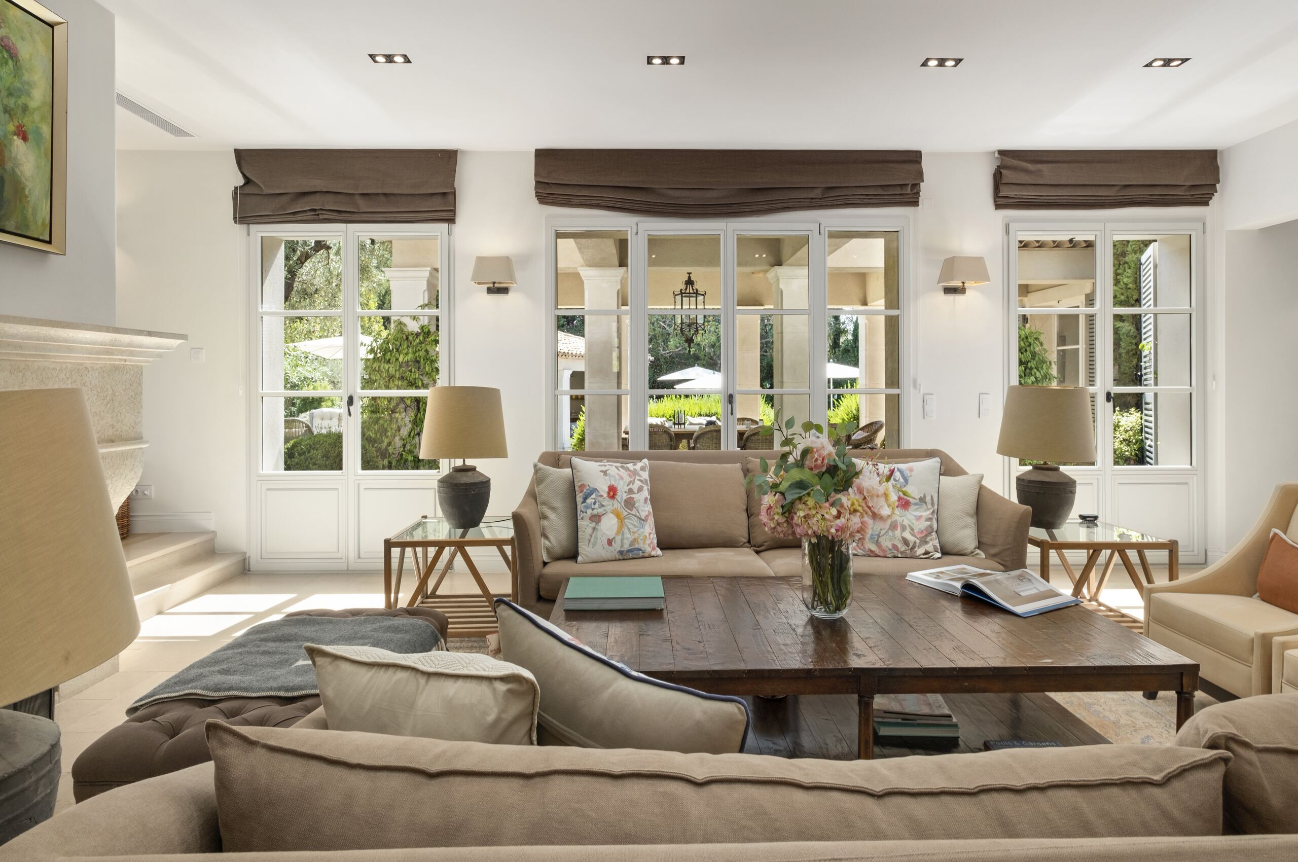 villa-mila-livingroom-timeless-classicstyle-chic-luxury-mougins