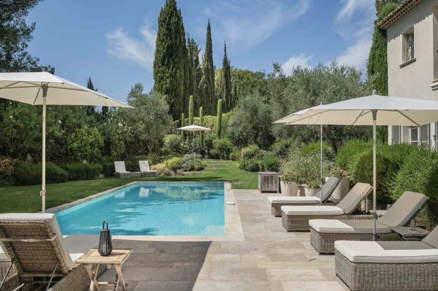 villa-mila-pool-sunloungers-garden-nature-frenchchateau-mougins
