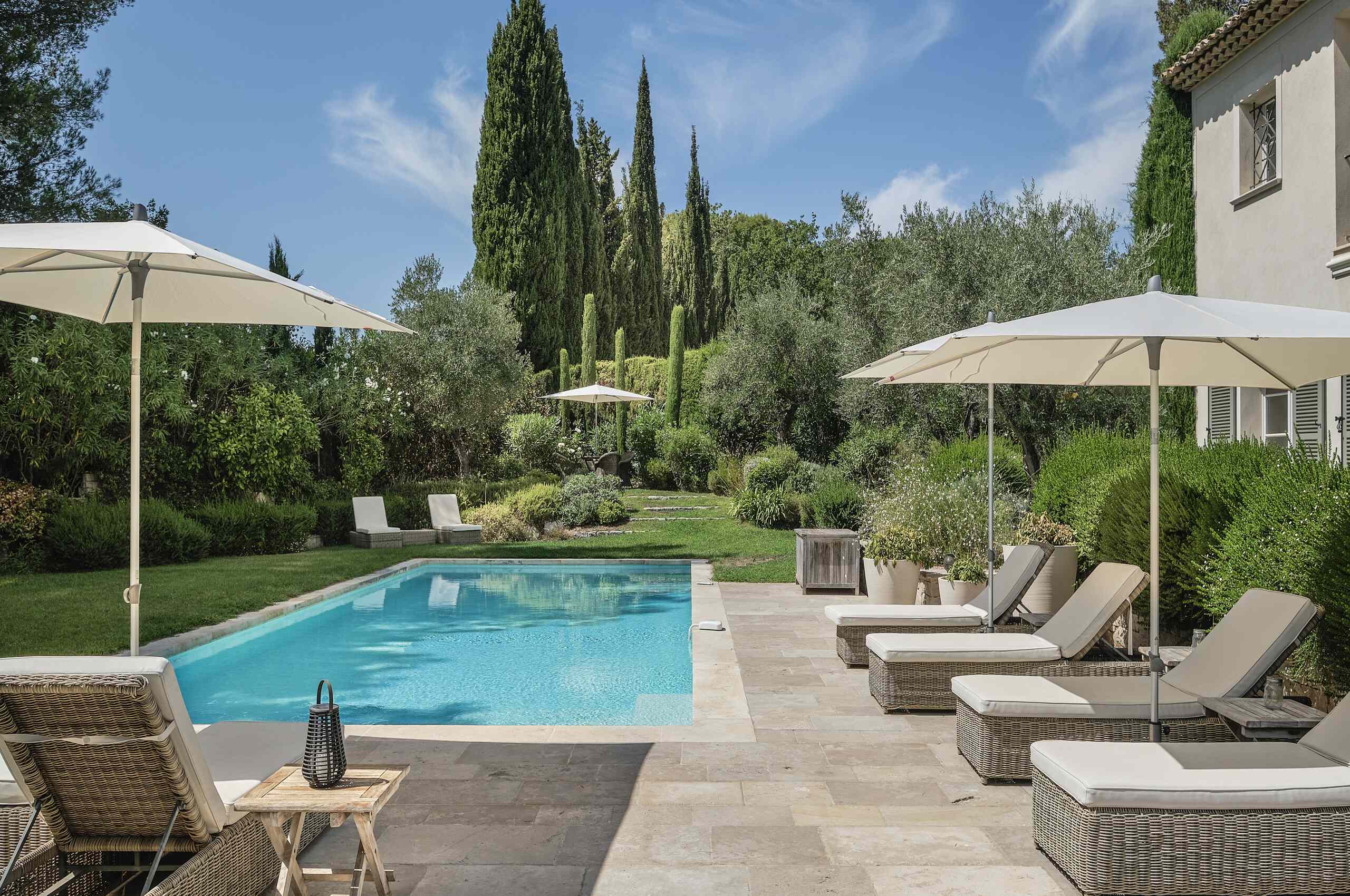 villa-mila-pool-sunloungers-garden-nature-frenchchateau-mougins