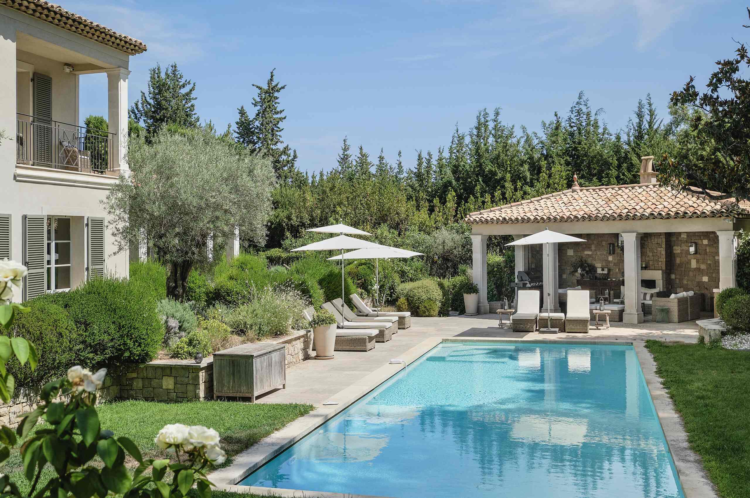 villa-mila-pool-timeless-charm-luxury-retreat-mougins