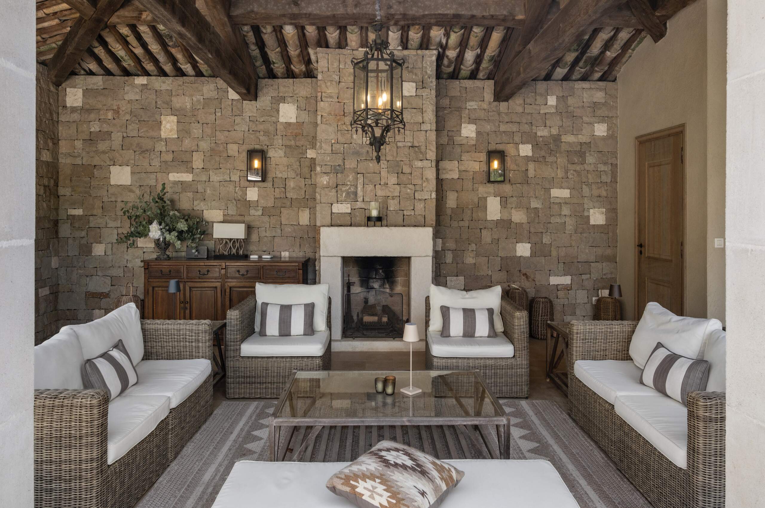 villa-mila-poolhouse-timeless-charm-frenchchateau-riviera-mougins