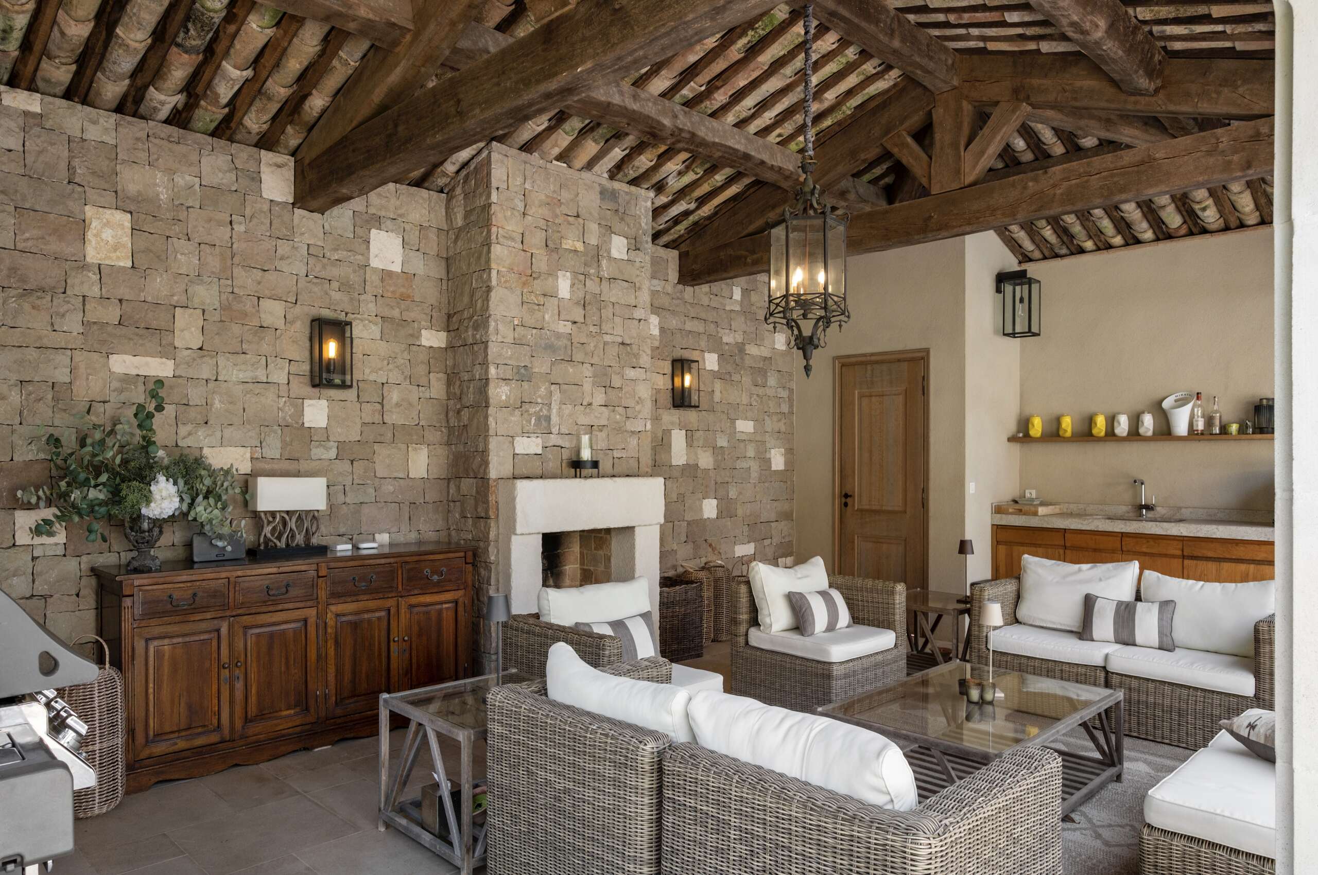 villa-mila-poolhouse-timeless-luxury-mougins