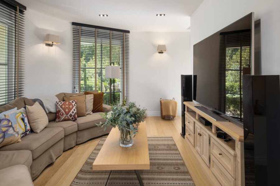 villa-mila-tvroom-livingroom-luxury-entertainment-comfort-mougins