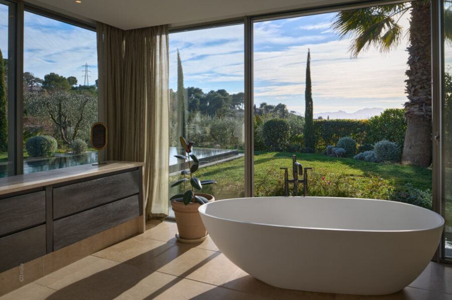 villa-mirabelle-bathroom-gardenview-bathtub-luxury-scenic-mougins