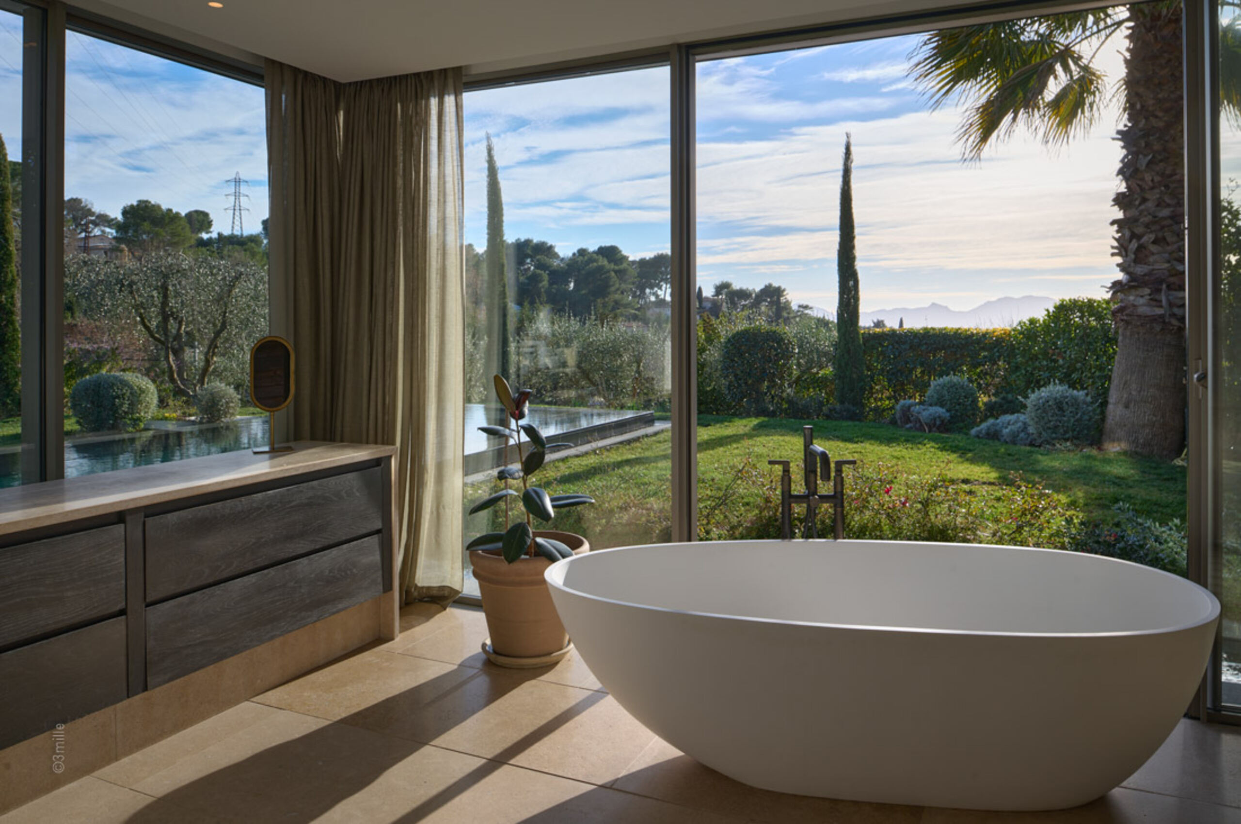 villa-mirabelle-bathroom-gardenview-bathtub-luxury-scenic-mougins