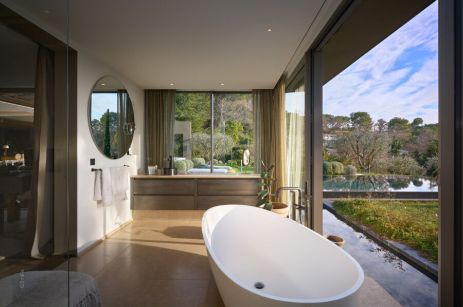 villa-mirabelle-bathroom-scenic-ladnscape-nature-luxuryliving-mougins