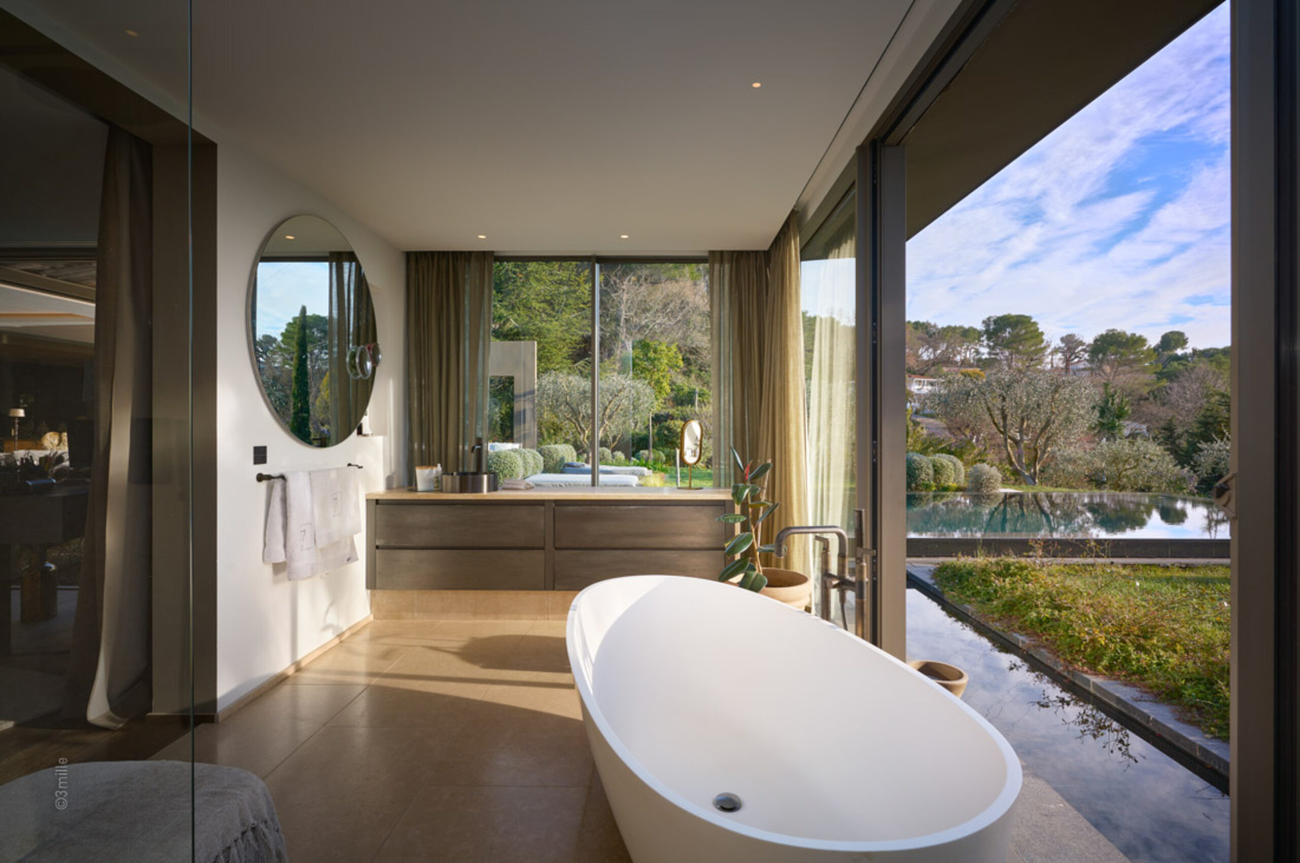 villa-mirabelle-bathroom-scenic-ladnscape-nature-luxuryliving-mougins