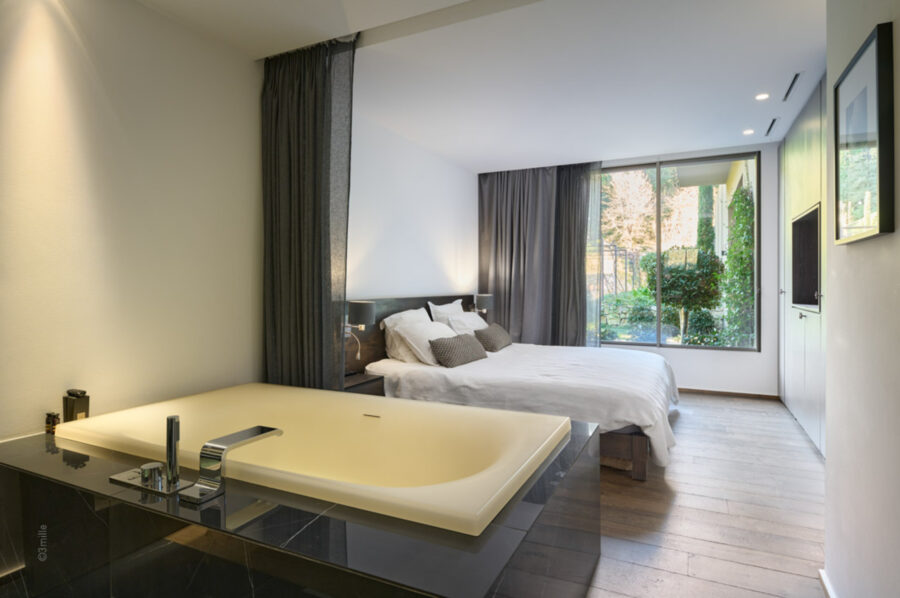 villa-mirabelle-bedroom-bathtub-luxury-interior-modern-mougins