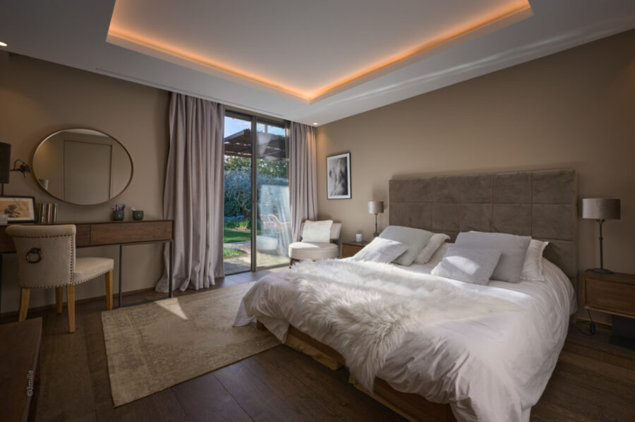 villa-mirabelle-bedroom-modern-luxury-design-interior-features-mougins