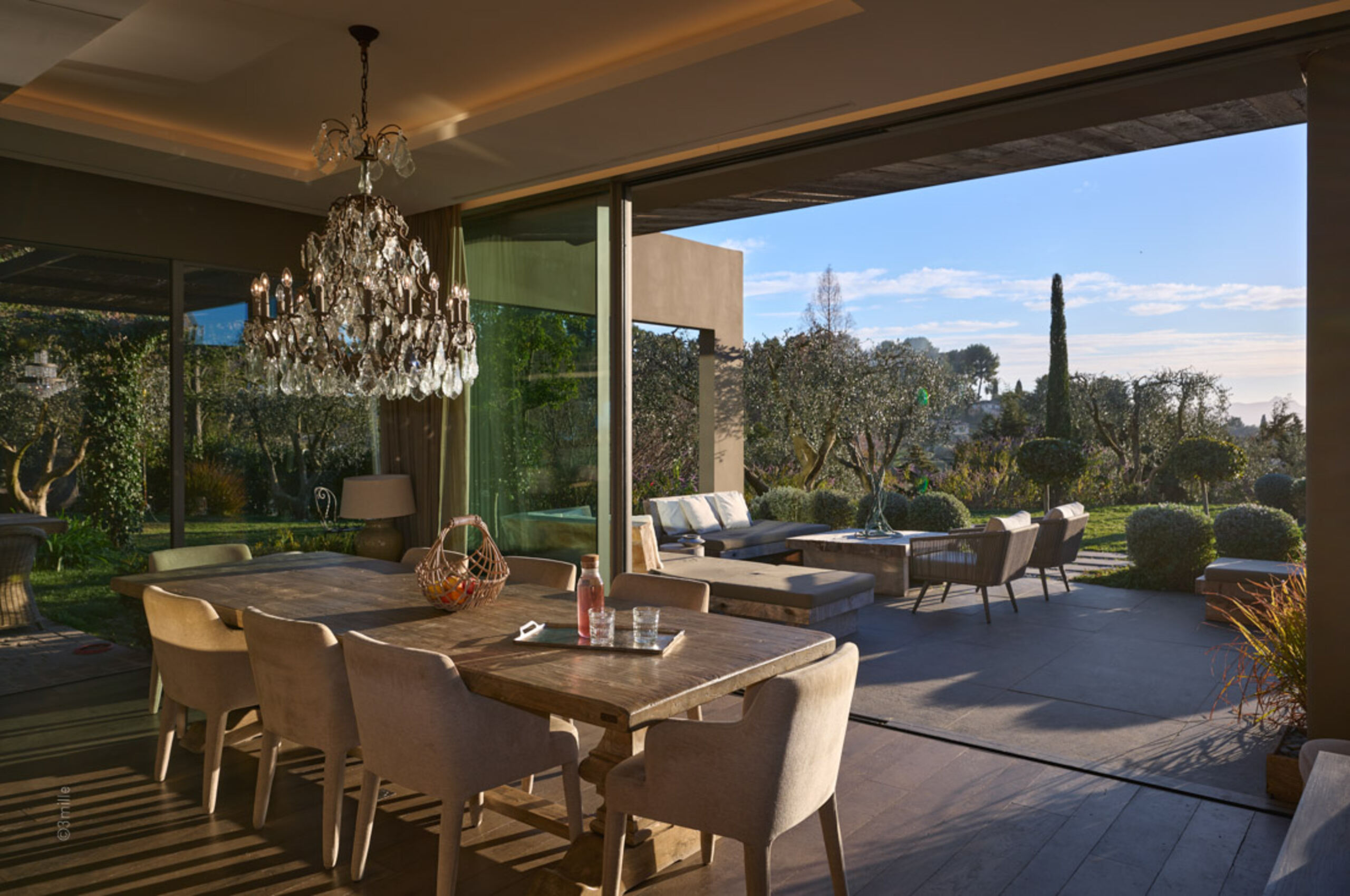 villa-mirabelle-diningroom-openspace-terrace-garden-luxury-mougins
