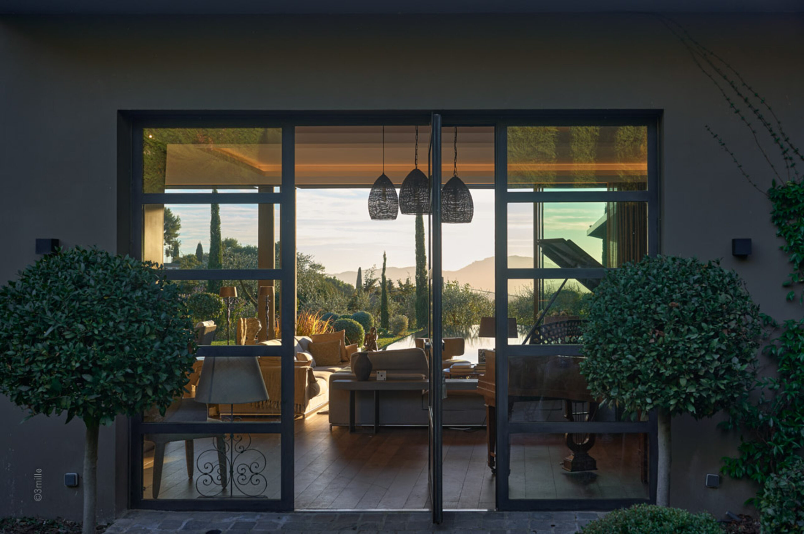 villa-mirabelle-patiodoor-mountainviews-paradise-luxury-retreat-mougins