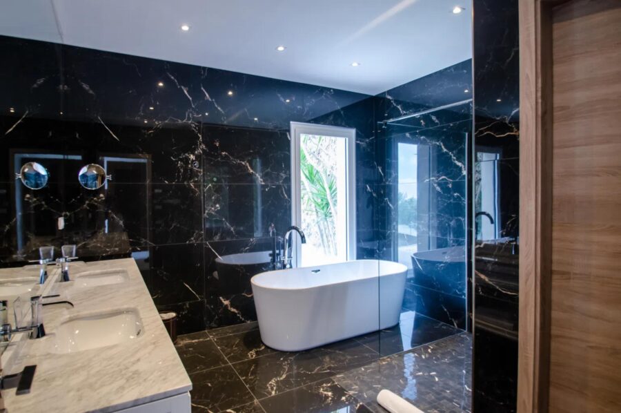 villa-mirelle-bathroom-bathtub-luxury-mougins