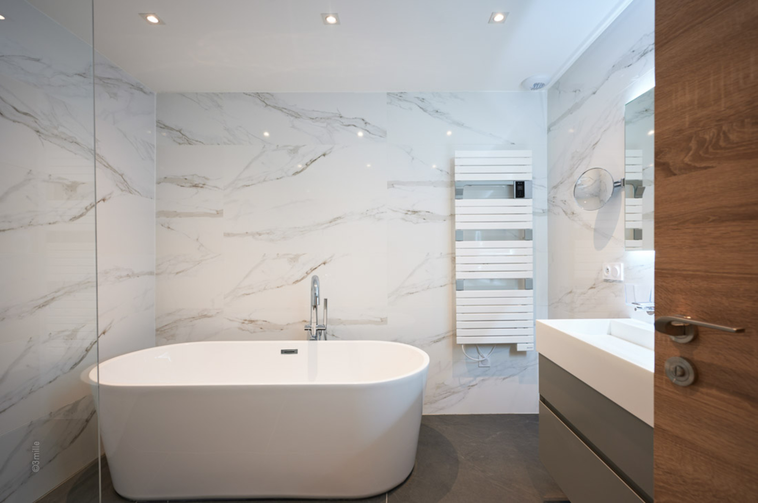 villa-mirelle-bathroom-bathtub-luxury-mougins