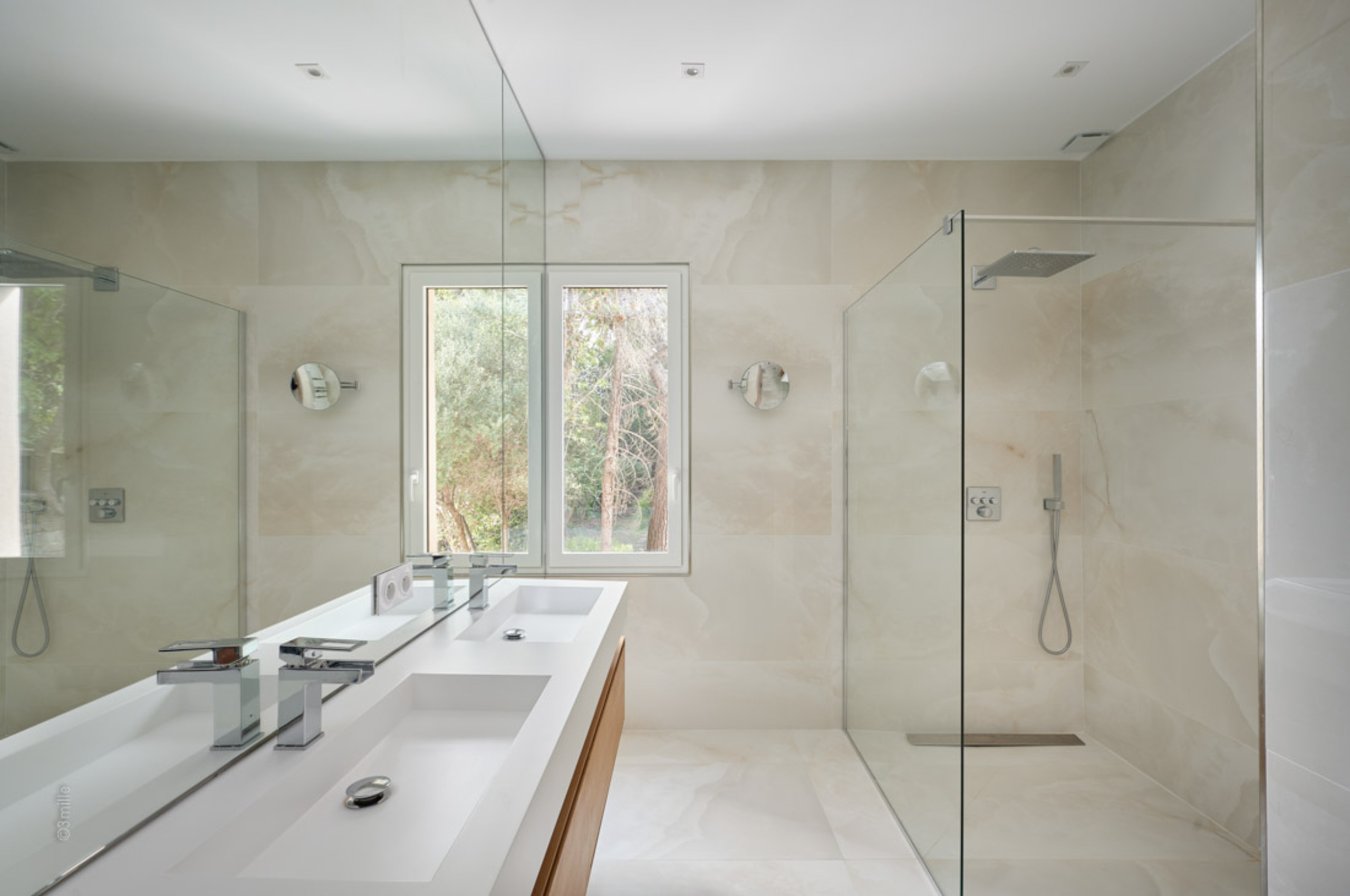 villa-mirelle-bathroom-doublesink-italianshower-mougins