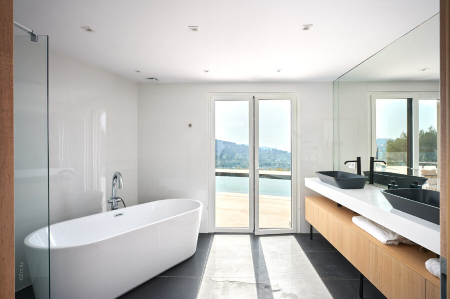 villa-mirelle-bathroom-poolview-bathtub-luxury-mougins