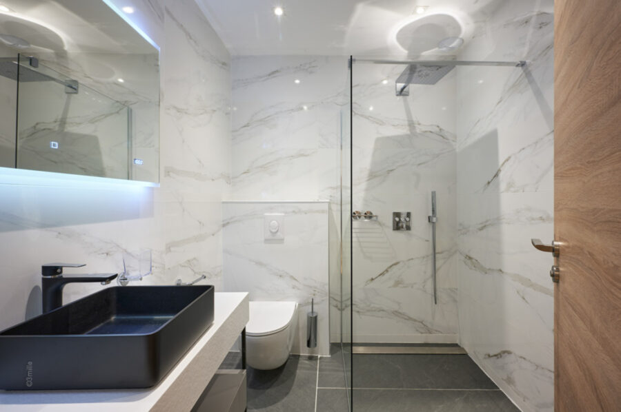 villa-mirelle-bathroom-shower-marble-luxury-modern-mougins
