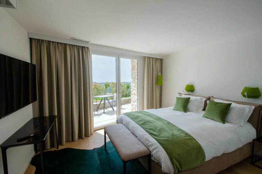 villa-mirelle-bedroom-balcony-access-luxury-mougins
