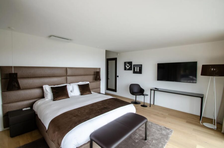 villa-mirelle-bedroom-modern-design-luxury-mougins