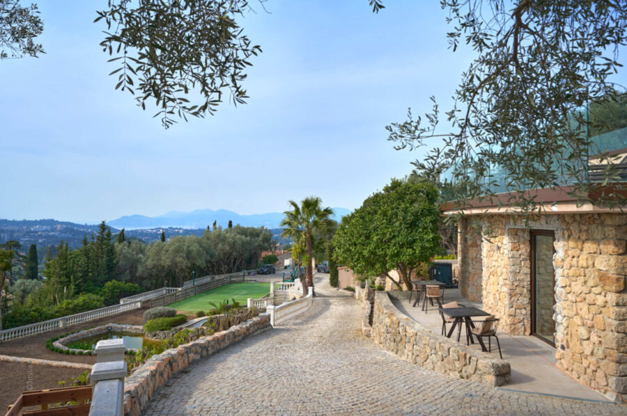 villa-mirelle-driveway-natural-paradise-mougins