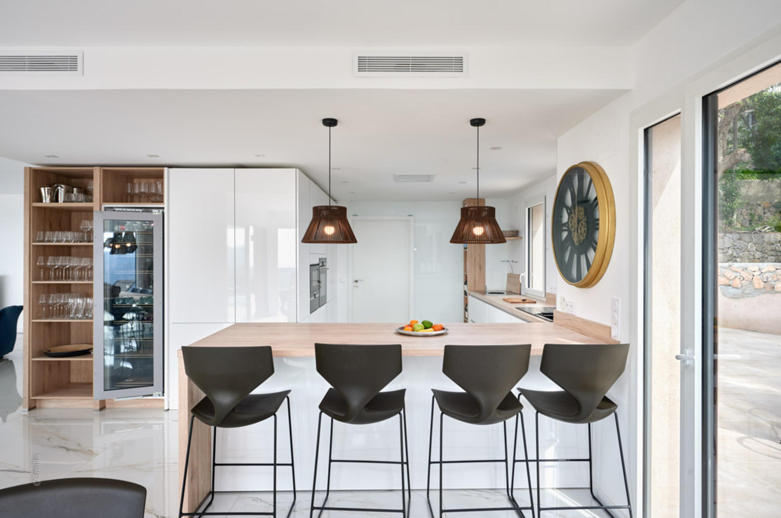 villa-mirelle-kitchen-island-sleek-modern-design-mougins