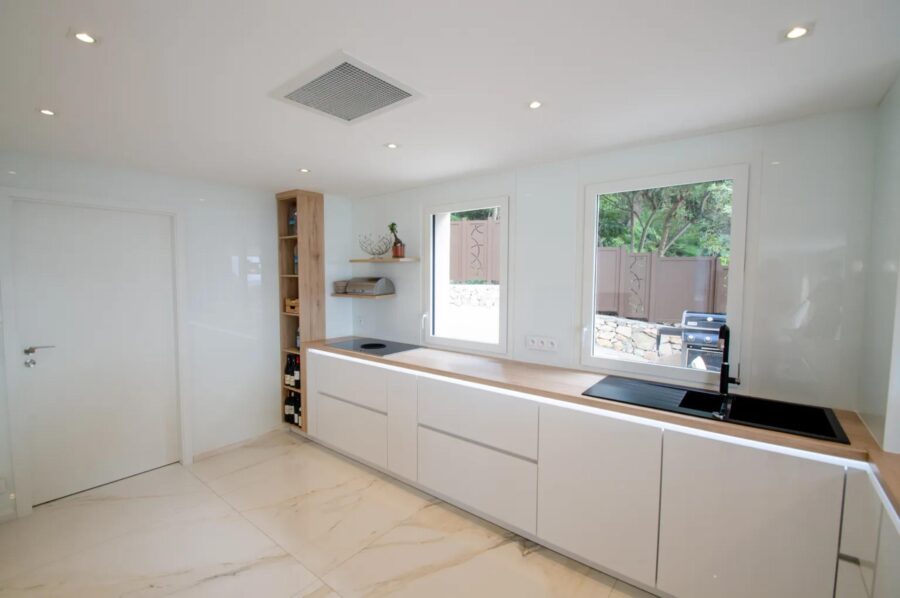 villa-mirelle-kitchen-sleek-modern-design-luxury-mougins