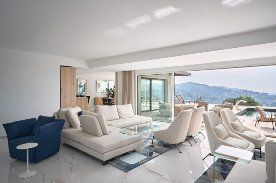villa-mirelle-livingroom-scenicviews-sleek-interiordesign-mougins