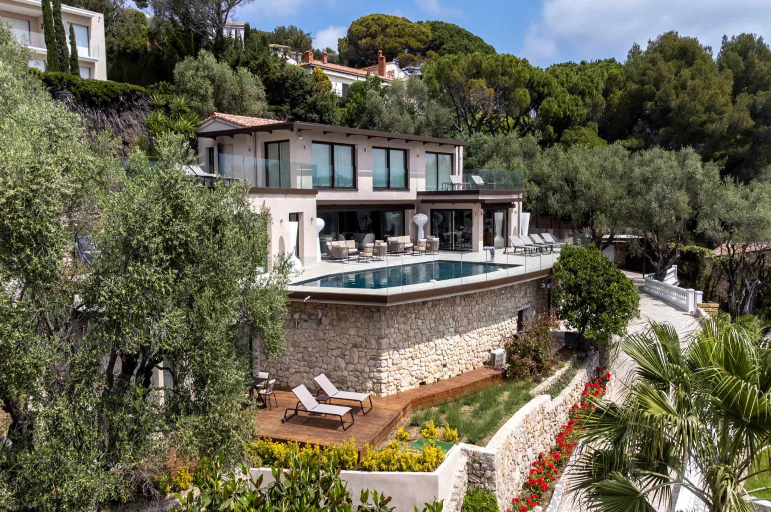 villa-mirelle-mainpage-exterior-swimming-pool-garden-luxury-rental-retreat-mougins